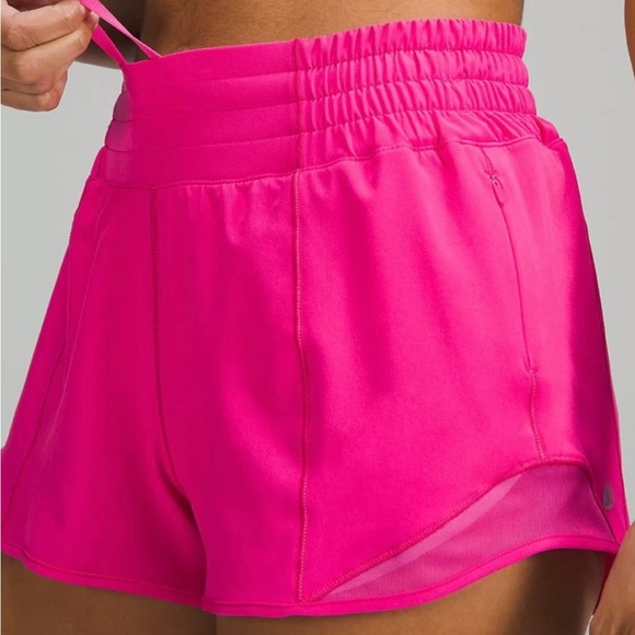 Lululemon✨NWT Sonic Pink Hotty Hot Low-Rise Short 2.5" *sold out* Retail $68 - Picture 3 of 5